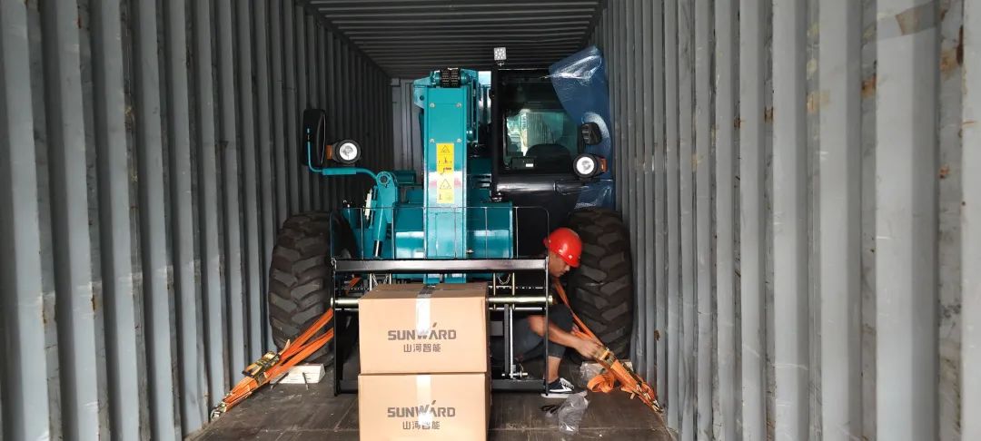 单笔采购金额万万元！！鸿运国际智能伸缩臂叉装车批量出口