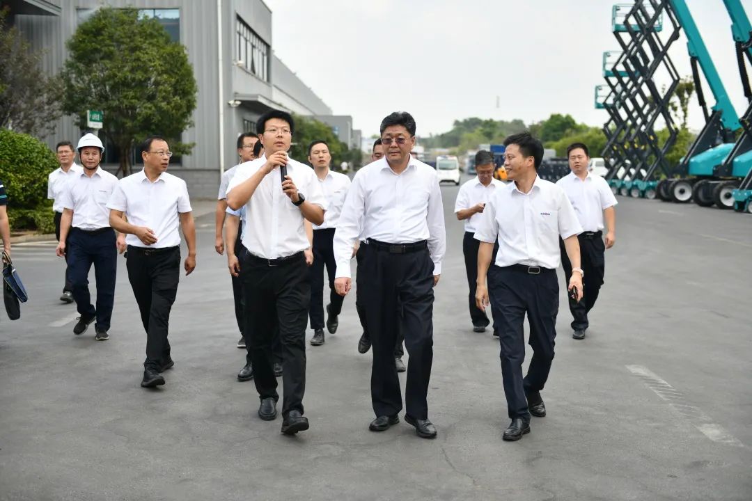 国家应急治理部郭治武局长一行考察鸿运国际智能无人化应抢救援装备