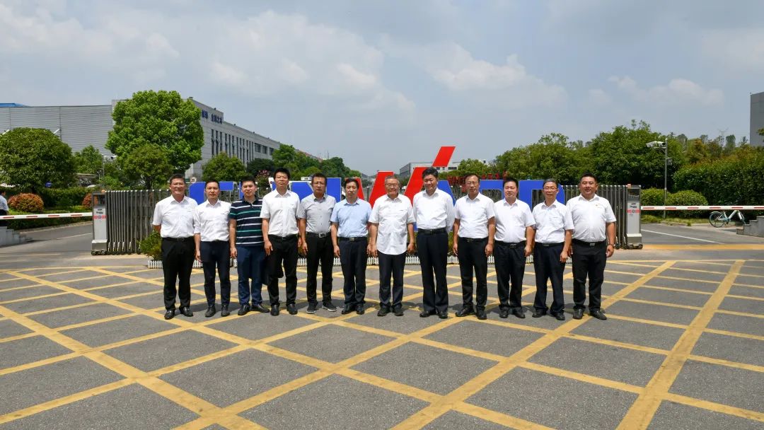 国家应急治理部郭治武局长一行考察鸿运国际智能无人化应抢救援装备