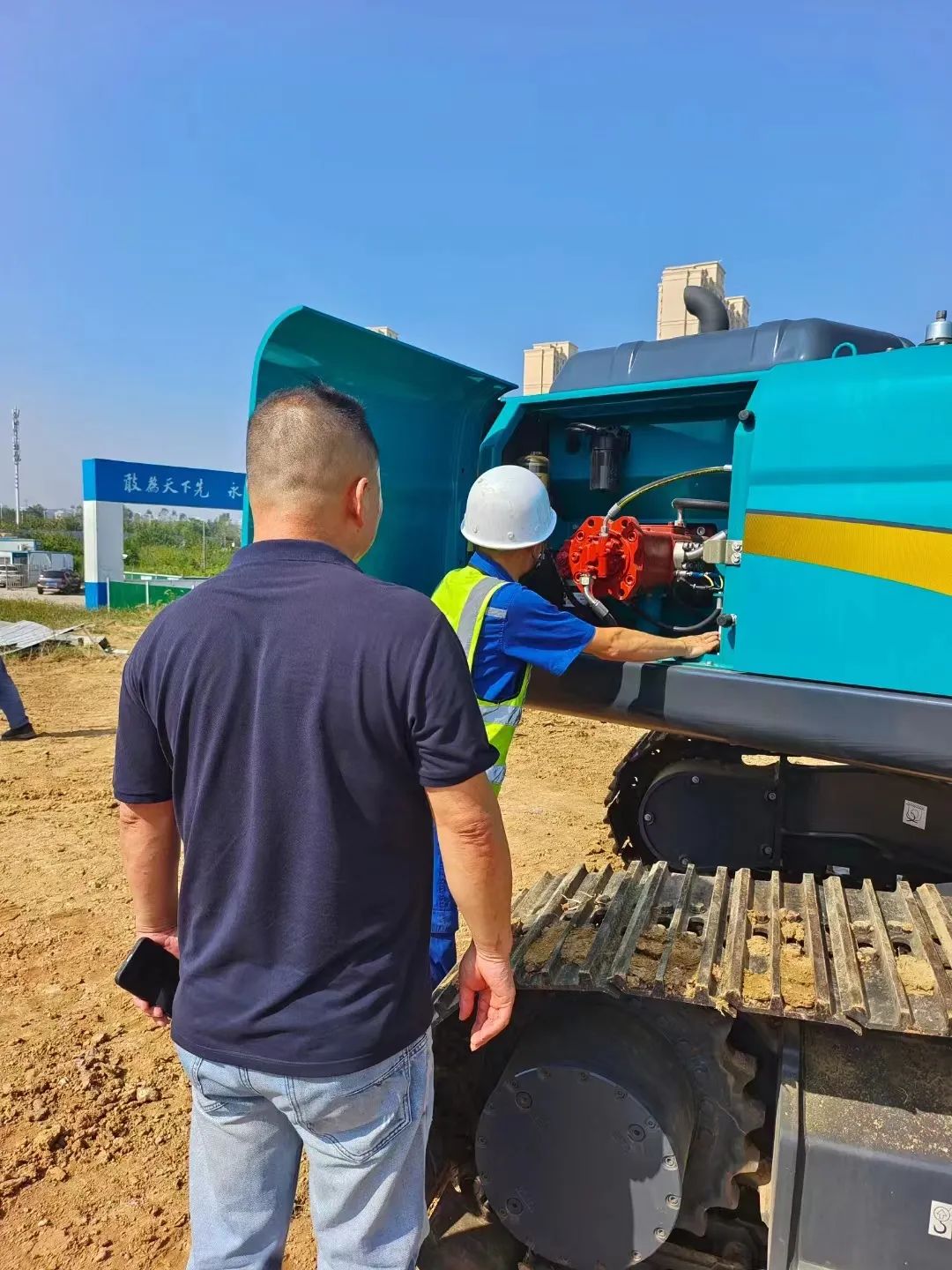 全款拿下！！！鸿运国际智能挖掘机奔赴工地一线