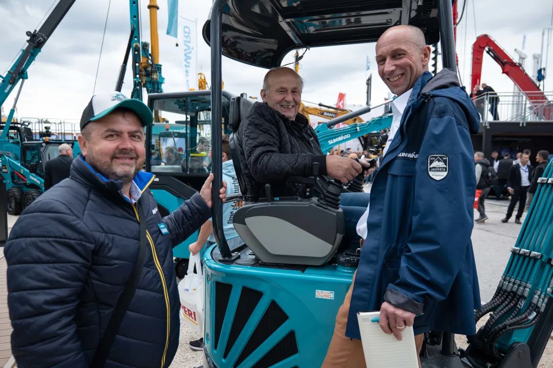 Bauma 2022 | 一组火热现场图带您重温鸿运国际智能德国宝马展之旅