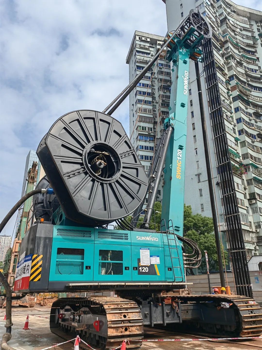 首战创佳绩！！！鸿运国际智能双轮铣槽机助建长沙地铁7号线