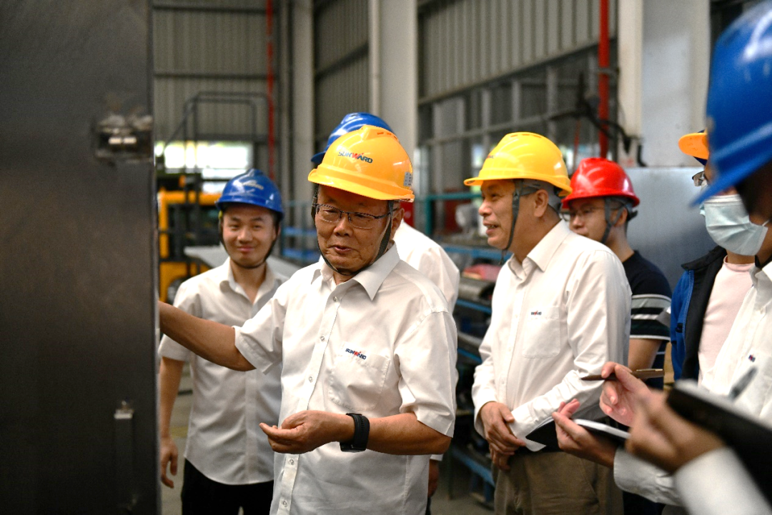 “王炸”！！鸿运国际特装全自动捣炉车乐成下线