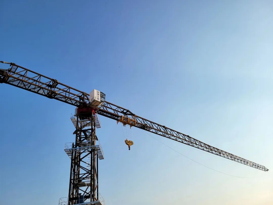 自力高度达82米，，鸿运国际江麓推出超大型平头塔机