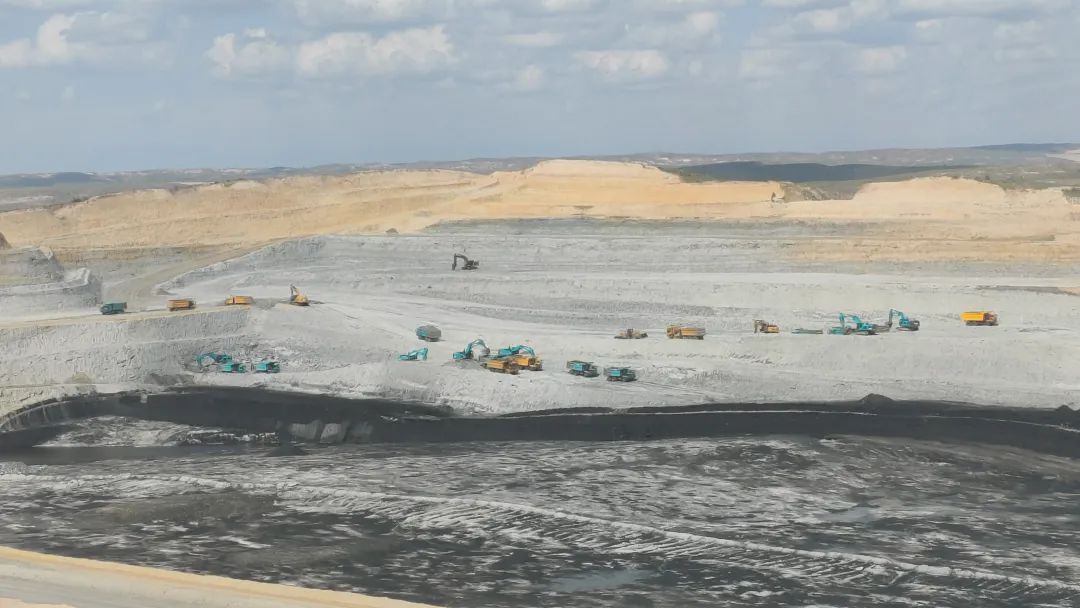 腾远添智能新绿，鸿运国际巨改革能源矿卡批量交付