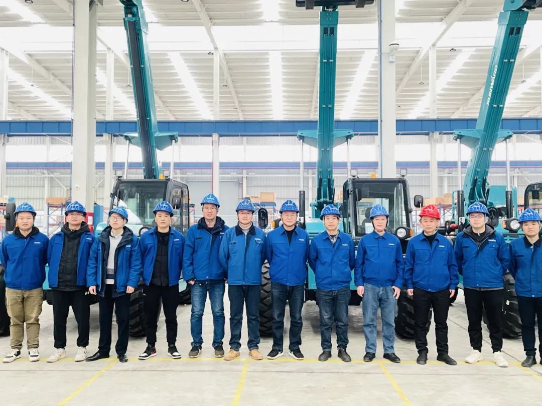 “兔飞猛进”添新品！！！鸿运国际智能两款伸缩臂叉装车同时下线
