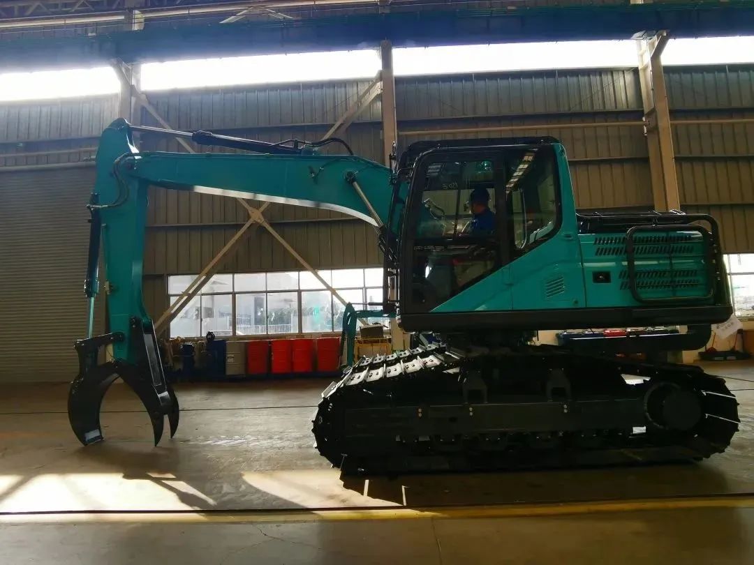 翻山越岭，称霸“武林”！！！鸿运国际智能首款中型林业挖掘机乐成下线