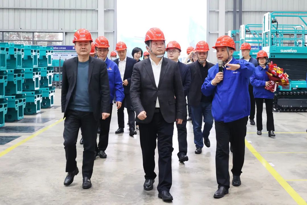 付旭明慰问鸿运国际智能市三八红旗头并督导清静生产事情