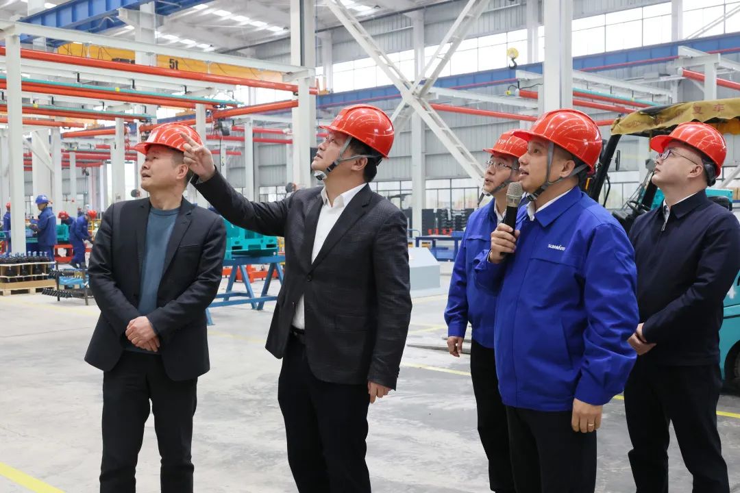 付旭明慰问鸿运国际智能市三八红旗头并督导清静生产事情