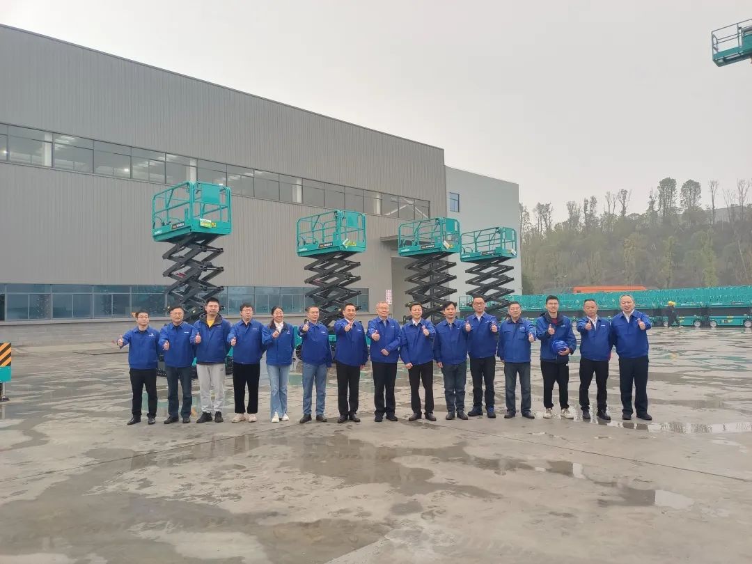 出厂即“出道”！！！鸿运国际智能首款履带剪叉式高空作业平台批量上市