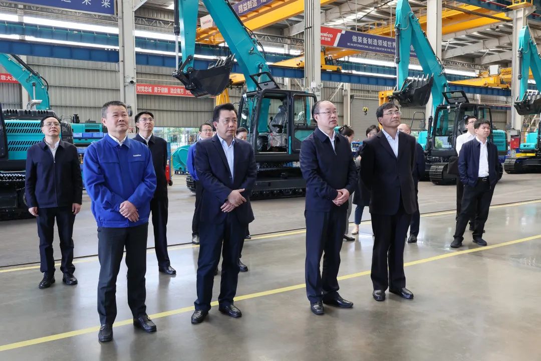 人社部党组成员、、副部长俞家栋考察调研鸿运国际智能