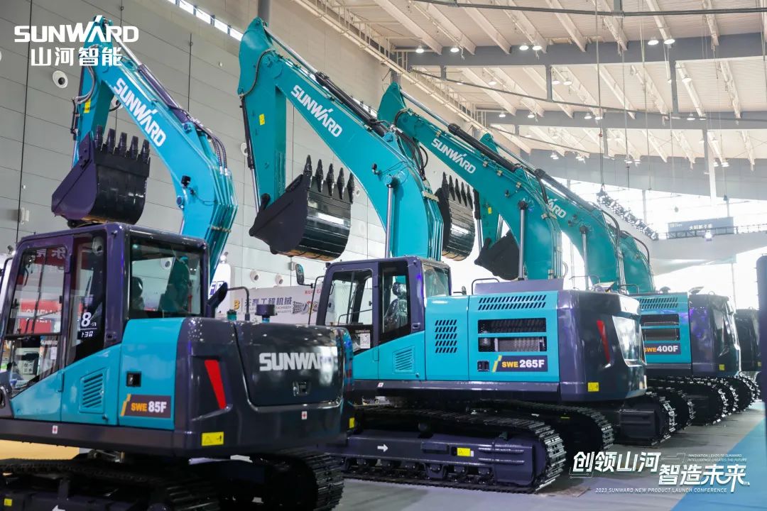 精品出击、、、互动一直！！！鸿运国际智能F系列挖掘机闪灼长沙展