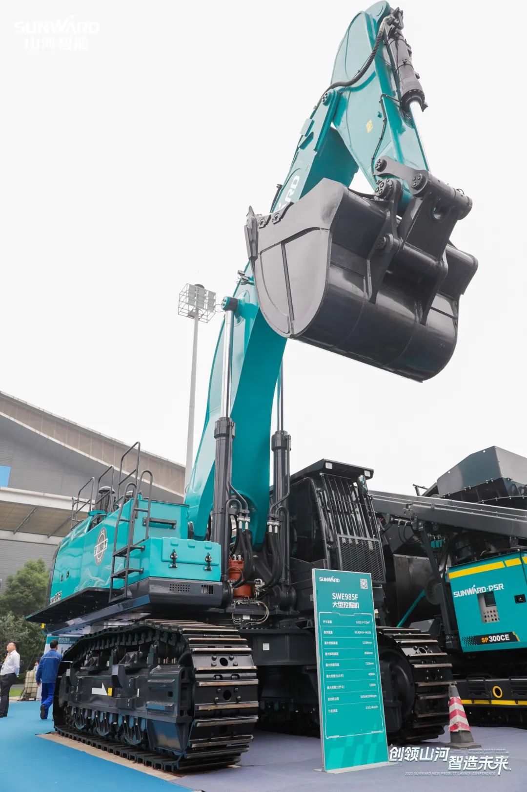 精品出击、、、互动一直！！！鸿运国际智能F系列挖掘机闪灼长沙展