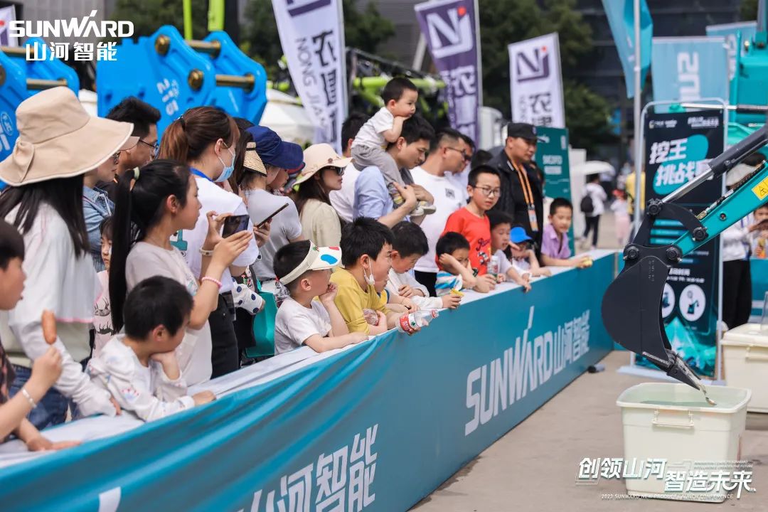 精品出击、、、互动一直！！！鸿运国际智能F系列挖掘机闪灼长沙展