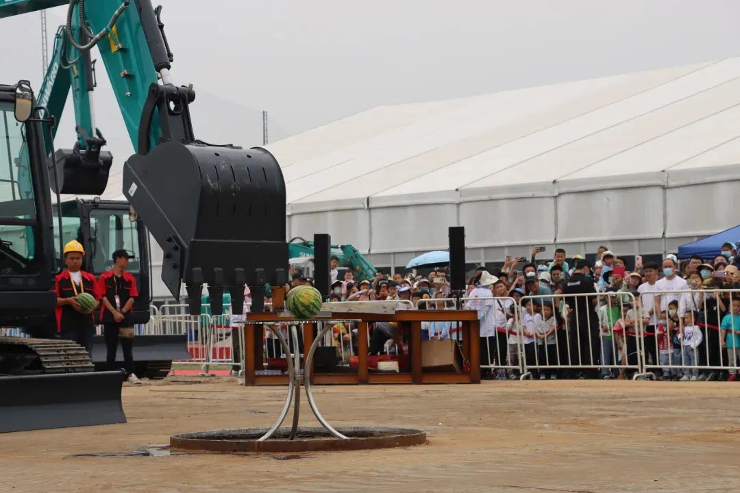 精品出击、、、互动一直！！！鸿运国际智能F系列挖掘机闪灼长沙展