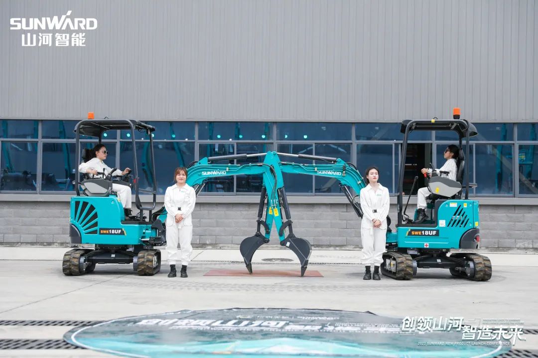 精品出击、、、互动一直！！！鸿运国际智能F系列挖掘机闪灼长沙展