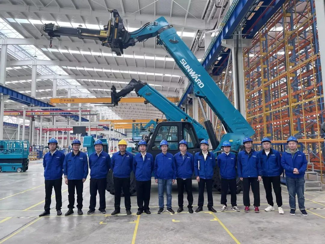 独家定制！！鸿运国际智能油缸替换机械人顺遂下线