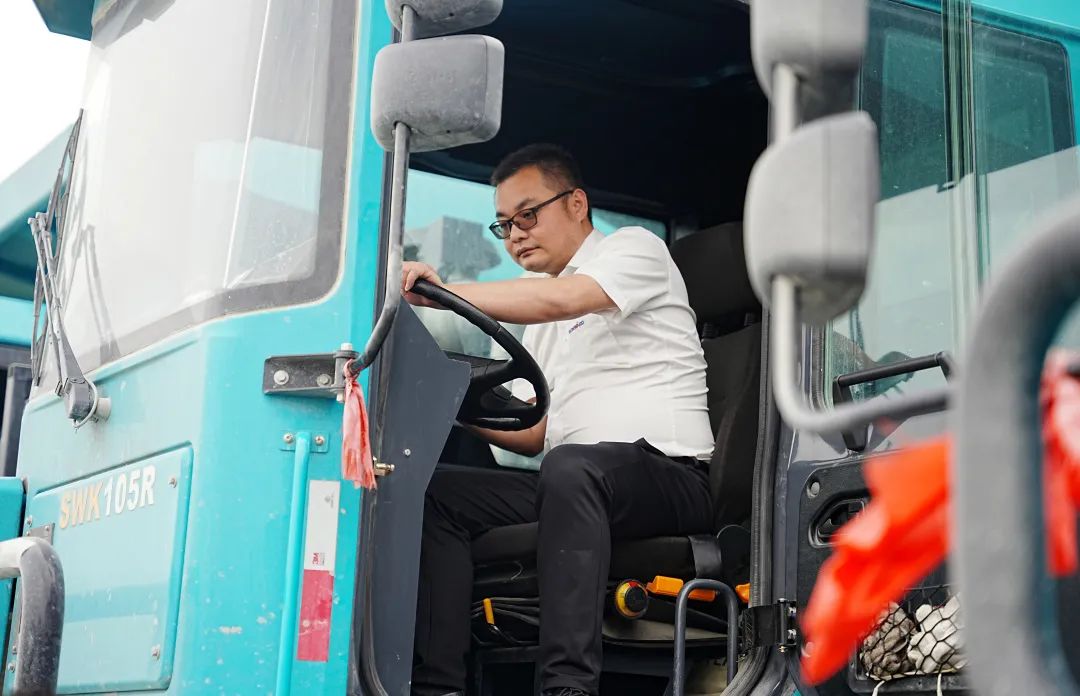 持续助力“双碳”目的，，，鸿运国际巨鼎LNG矿卡在辽宁批量应用