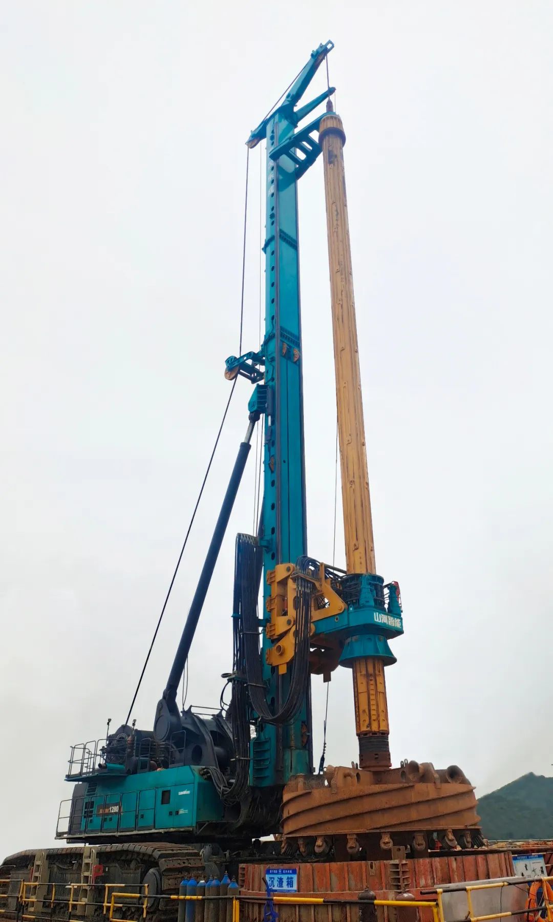 新战绩+1！！鸿运国际智能超等旋挖钻机创6.3米直径钻孔新纪录