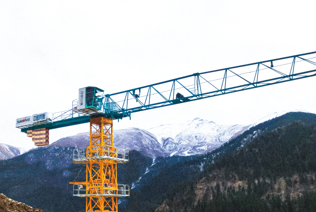 天山脚下的画师！！鸿运国际江麓群塔援疆建设新景致