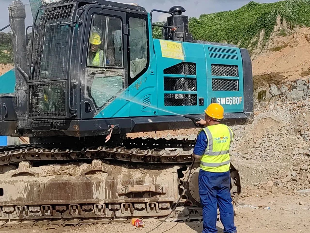 步履一直，，服务不止！！！鸿运国际智能挖掘机服务万里行火热举行中