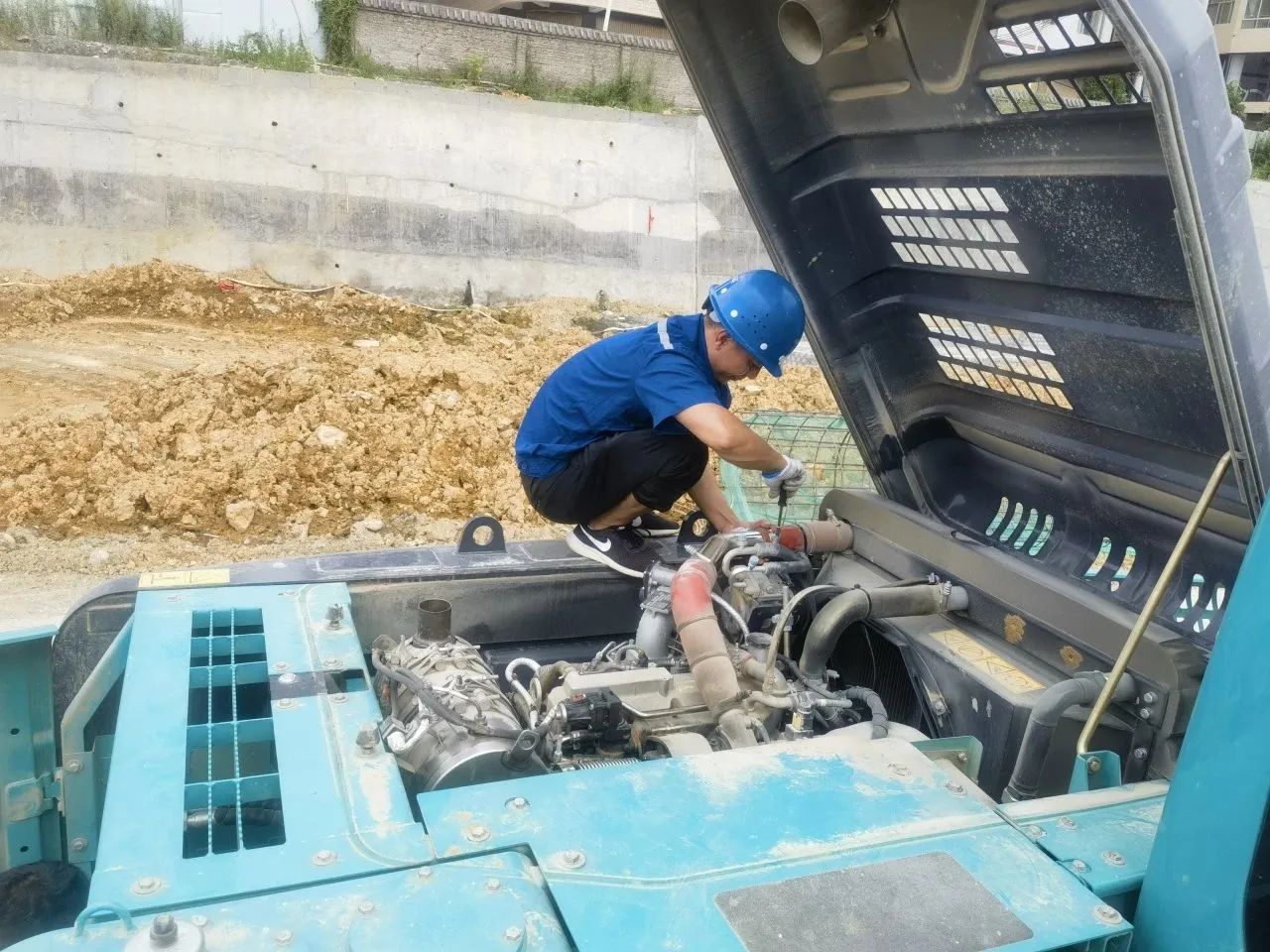 步履一直，，服务不止！！！鸿运国际智能挖掘机服务万里行火热举行中