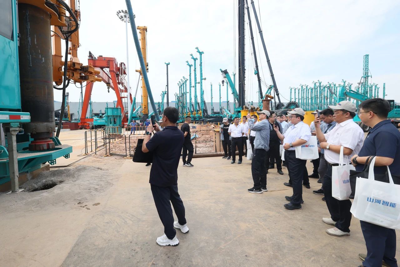鸿运国际智能全球首创深井套管车载钻机下线宣布