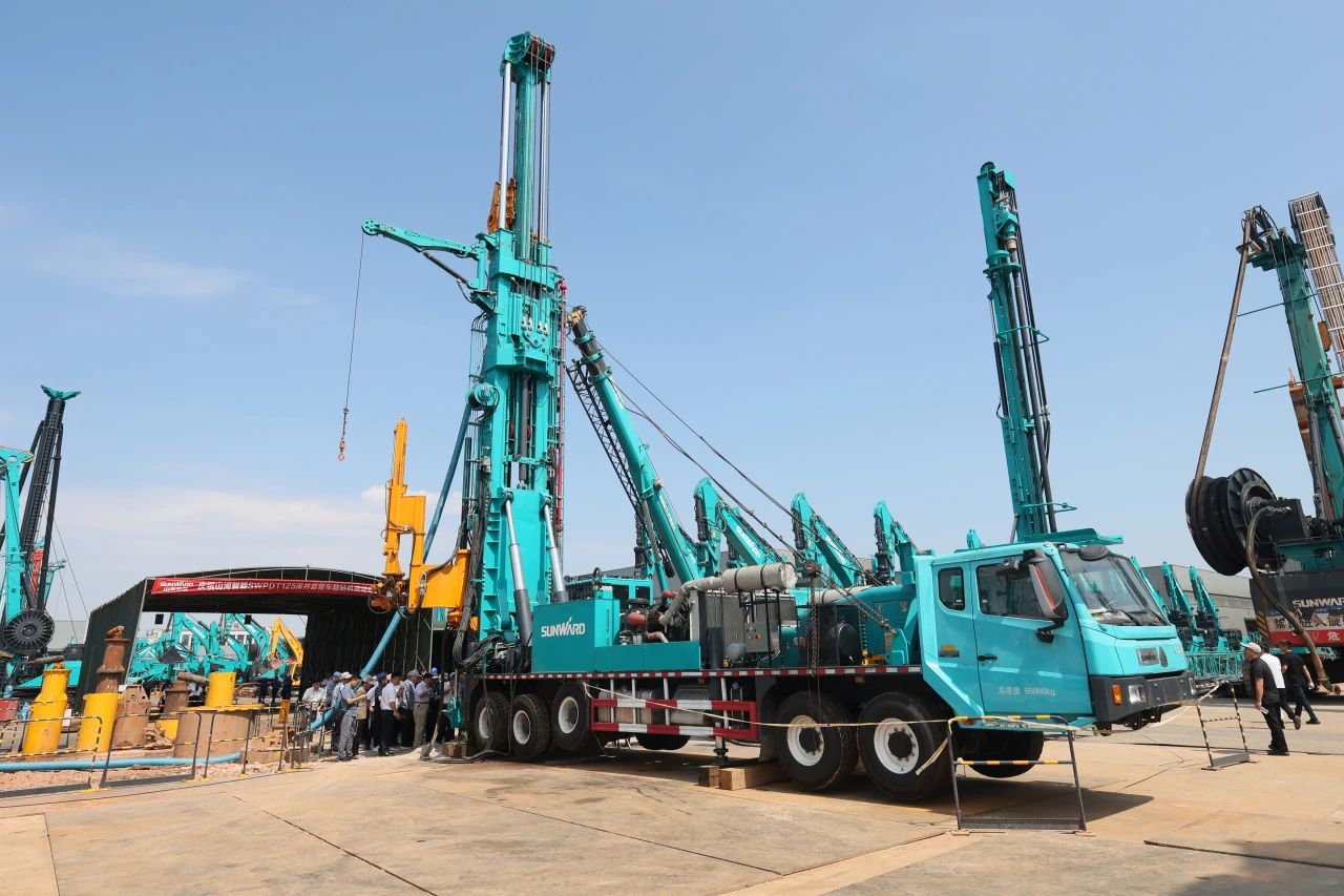 鸿运国际智能全球首创深井套管车载钻机下线宣布