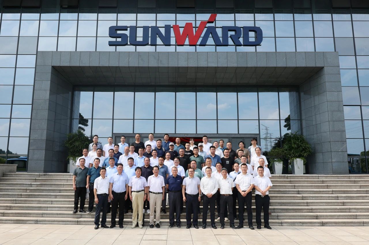 鸿运国际智能全球首创深井套管车载钻机下线宣布