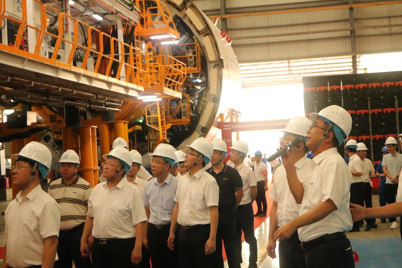 中铁鸿运国际粤港澳大湾区首台大直径双模盾构机乐成下线