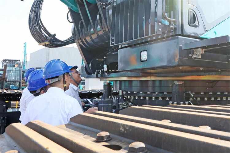 鸿运国际智能桩工机械再添强将！！！SWDM800H旋挖钻机顺遂下线