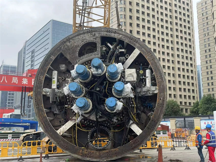 首战华东市。。！中铁鸿运国际杭德市域铁路工程地莫区间左线盾构机顺遂始发