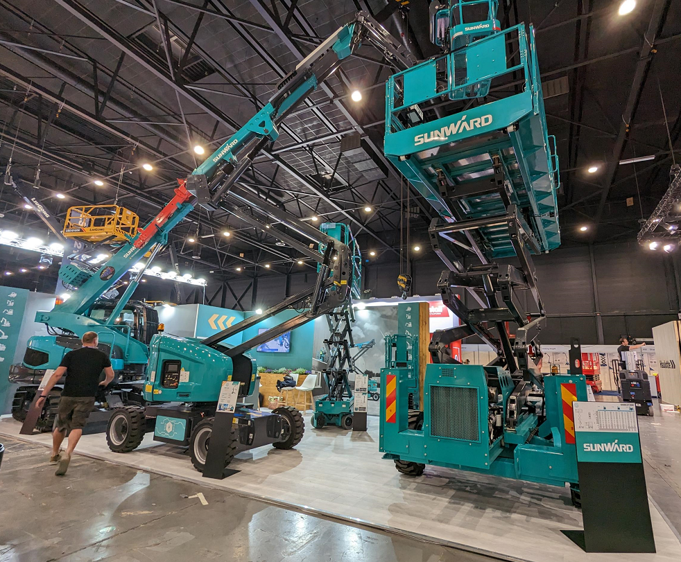 外洋销售同比增添超200%！鸿运国际智能高空机械阔步“出！