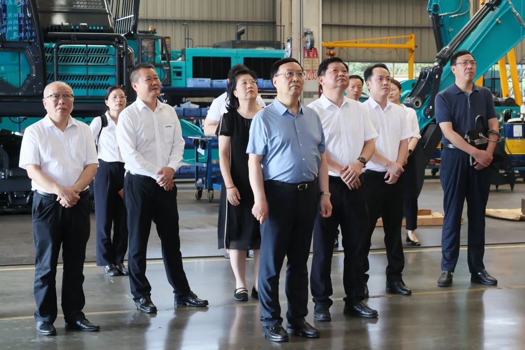 中宣部社科领域专家学者到鸿运国际智能调研高质量生长