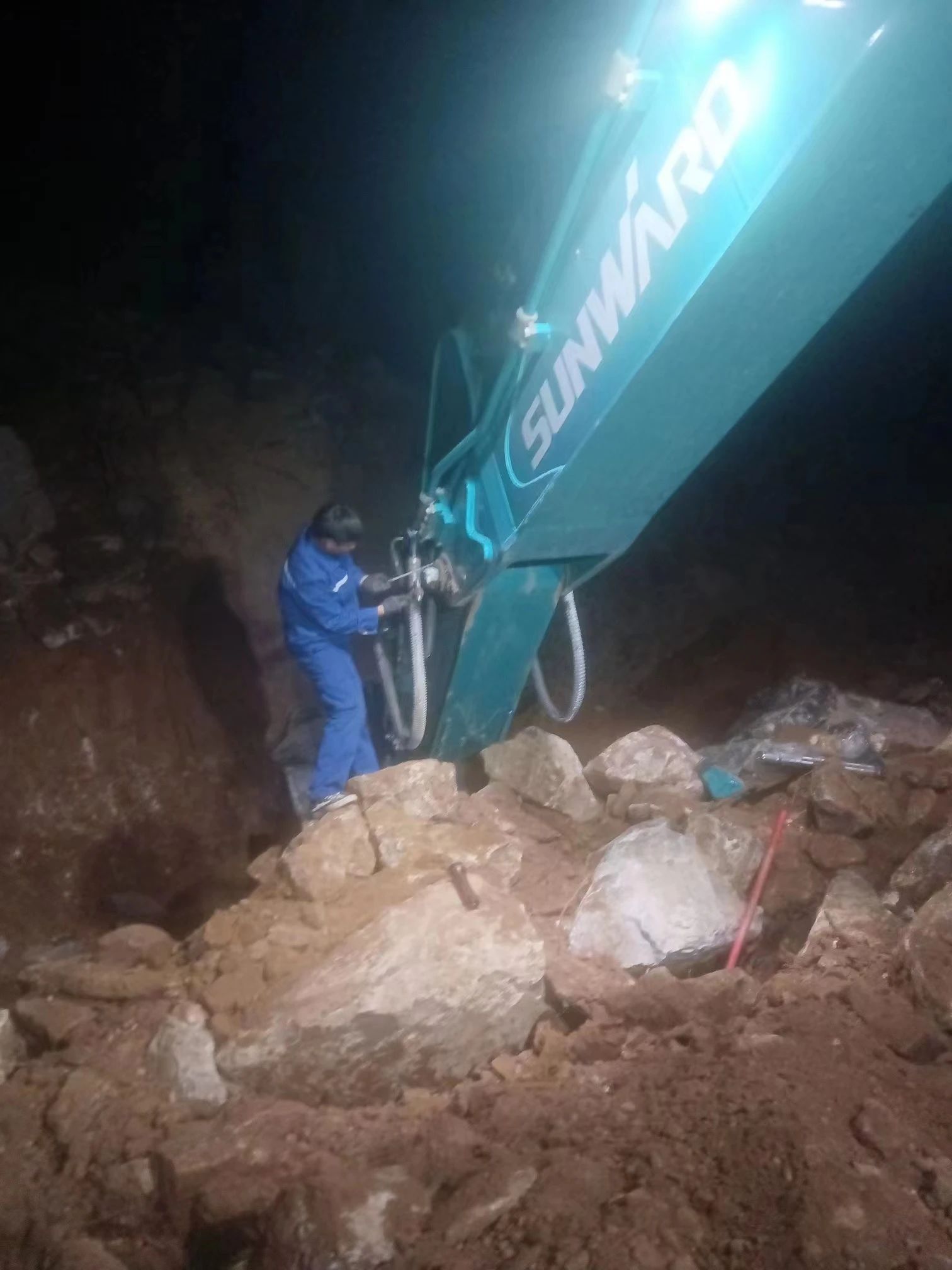 一线“热”闻 | 专业售后，，，专心折务！！！鸿运国际智能挖掘机服务万里行一直在路上