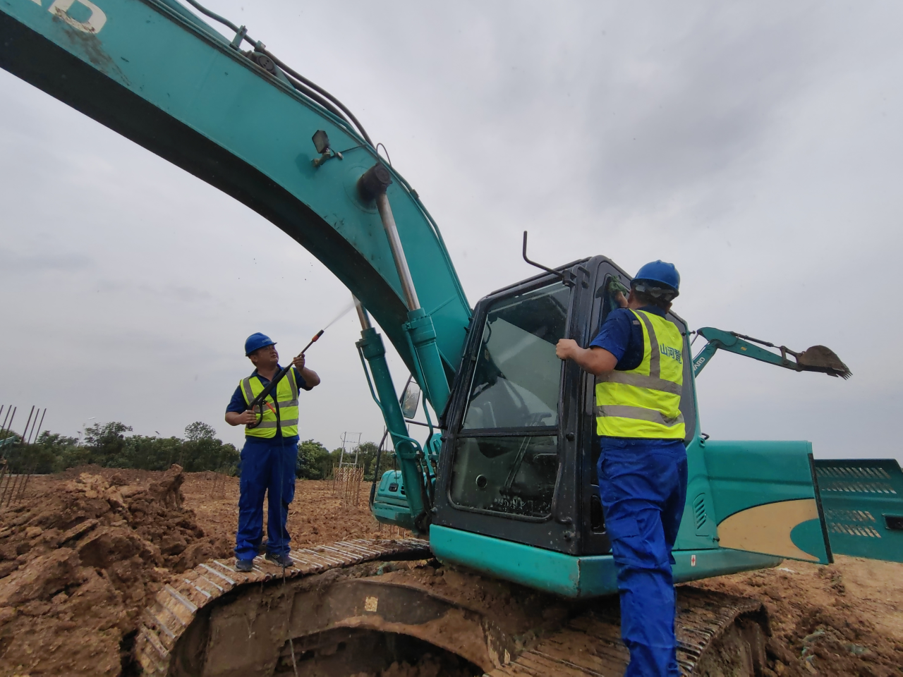 一线“热”闻 | 专业售后，，，专心折务！！！鸿运国际智能挖掘机服务万里行一直在路上