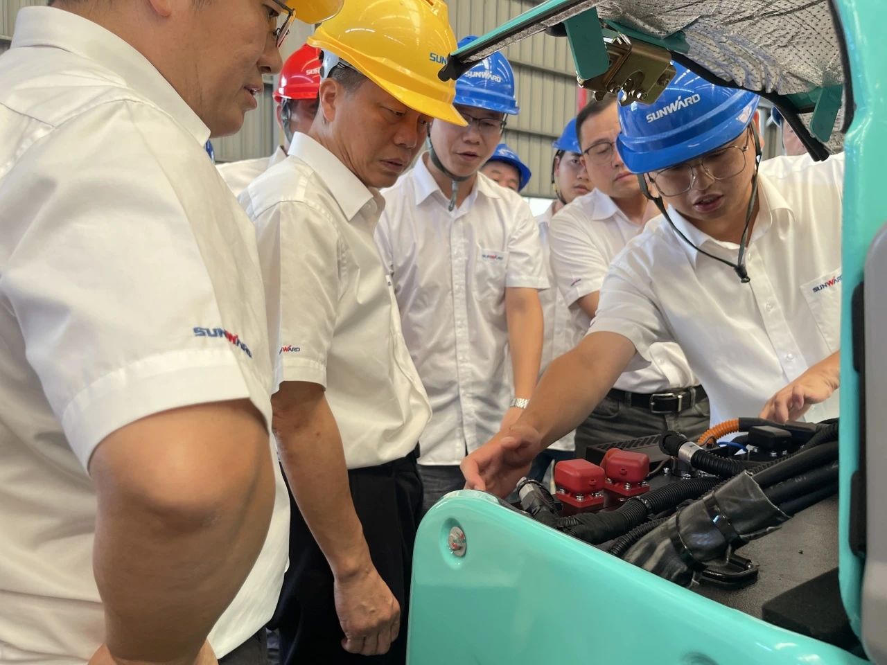 小身段，，，大能量！鸿运国际智能最小纯电动液压挖掘机乐成下线