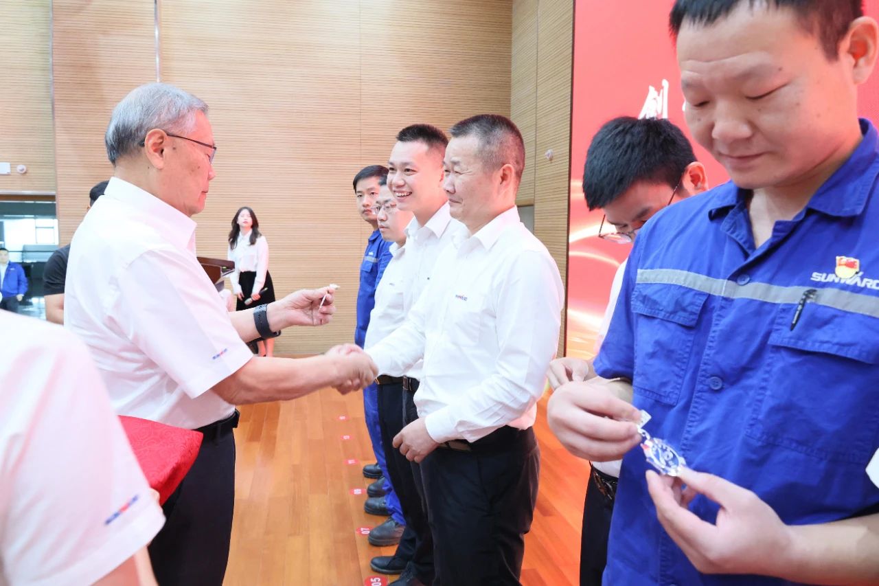 强信心 聚协力 共建优美家园——庆祝鸿运国际智能建设24周年表扬大会盛大召开