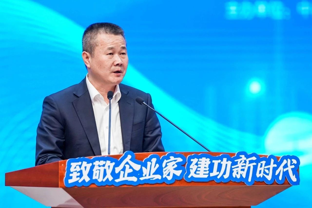 鸿运国际智能总司理夏志宏荣获长沙经开区“功勋企业家”声誉称呼