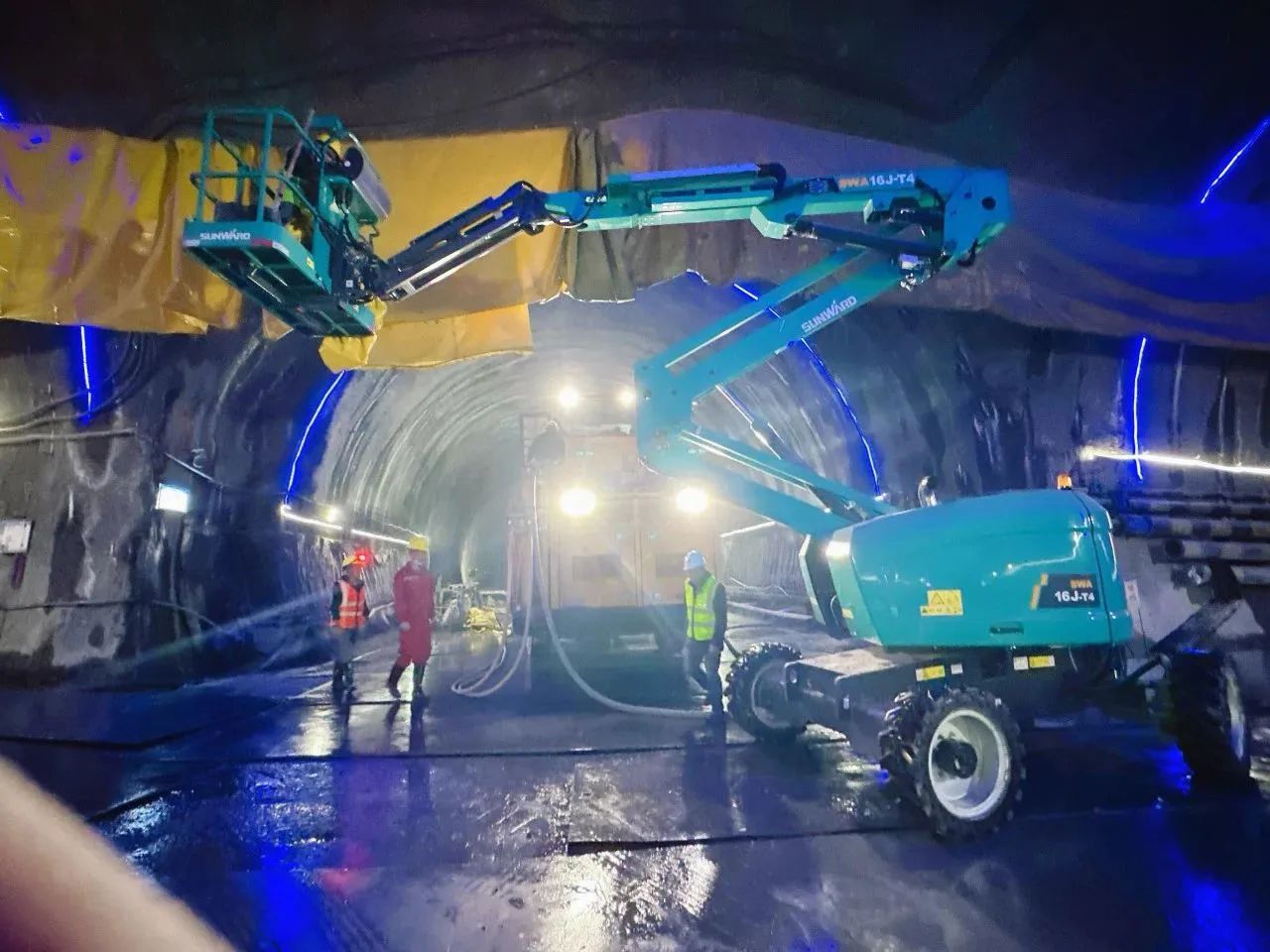 不惧高海拔挑战！鸿运国际智能高空机械实力助建川藏铁路