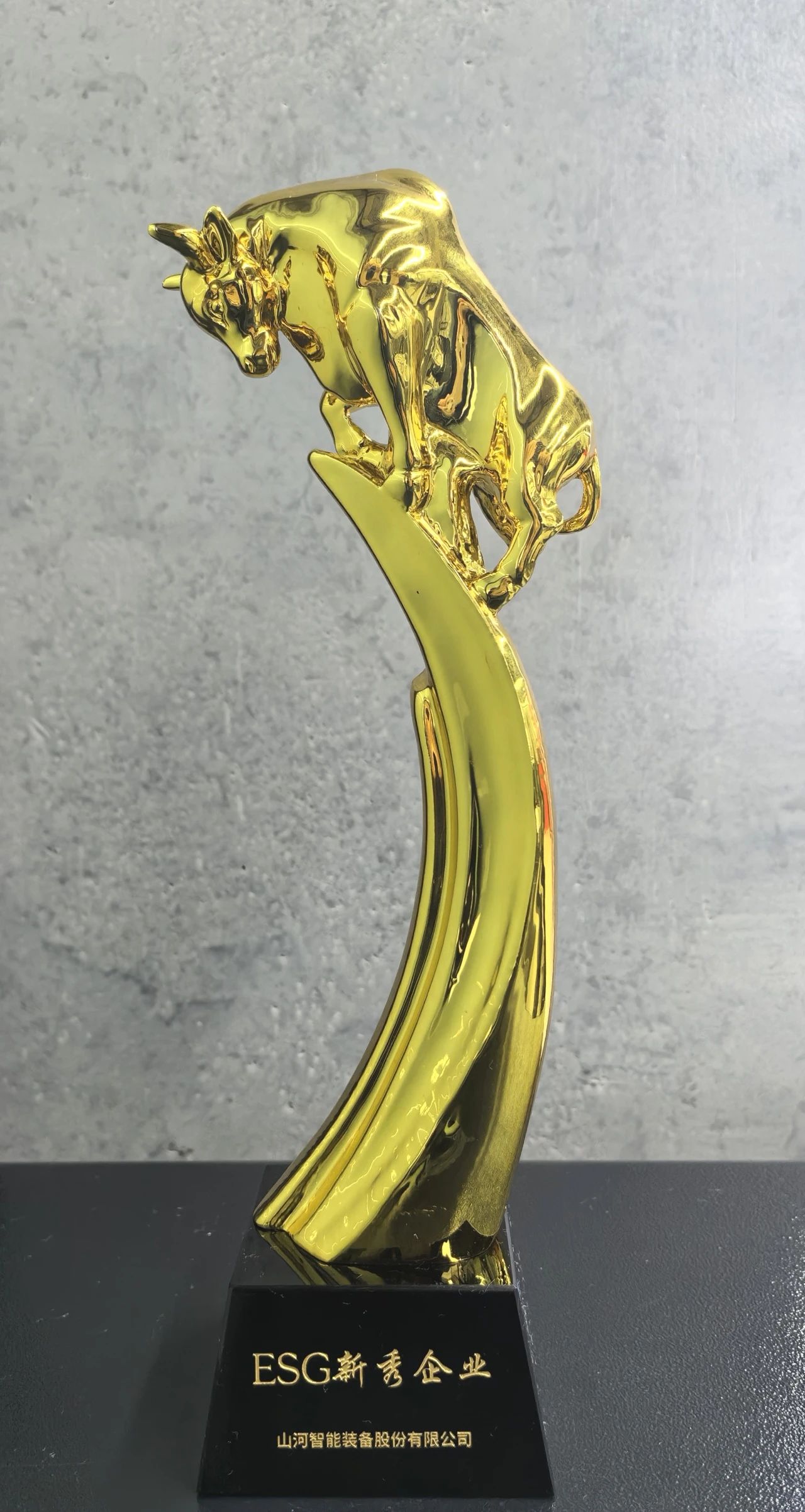 鸿运国际智能获评“2023 ESG犇牛奖·新秀企业”