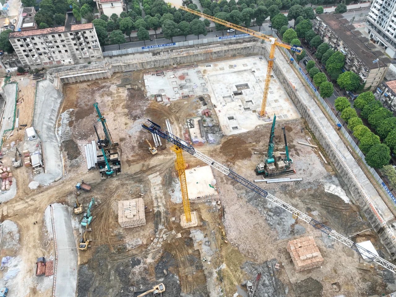 “绿巨人”显神威！！鸿运国际智能引孔式静力压桩机助建“绿城”南宁民生项目