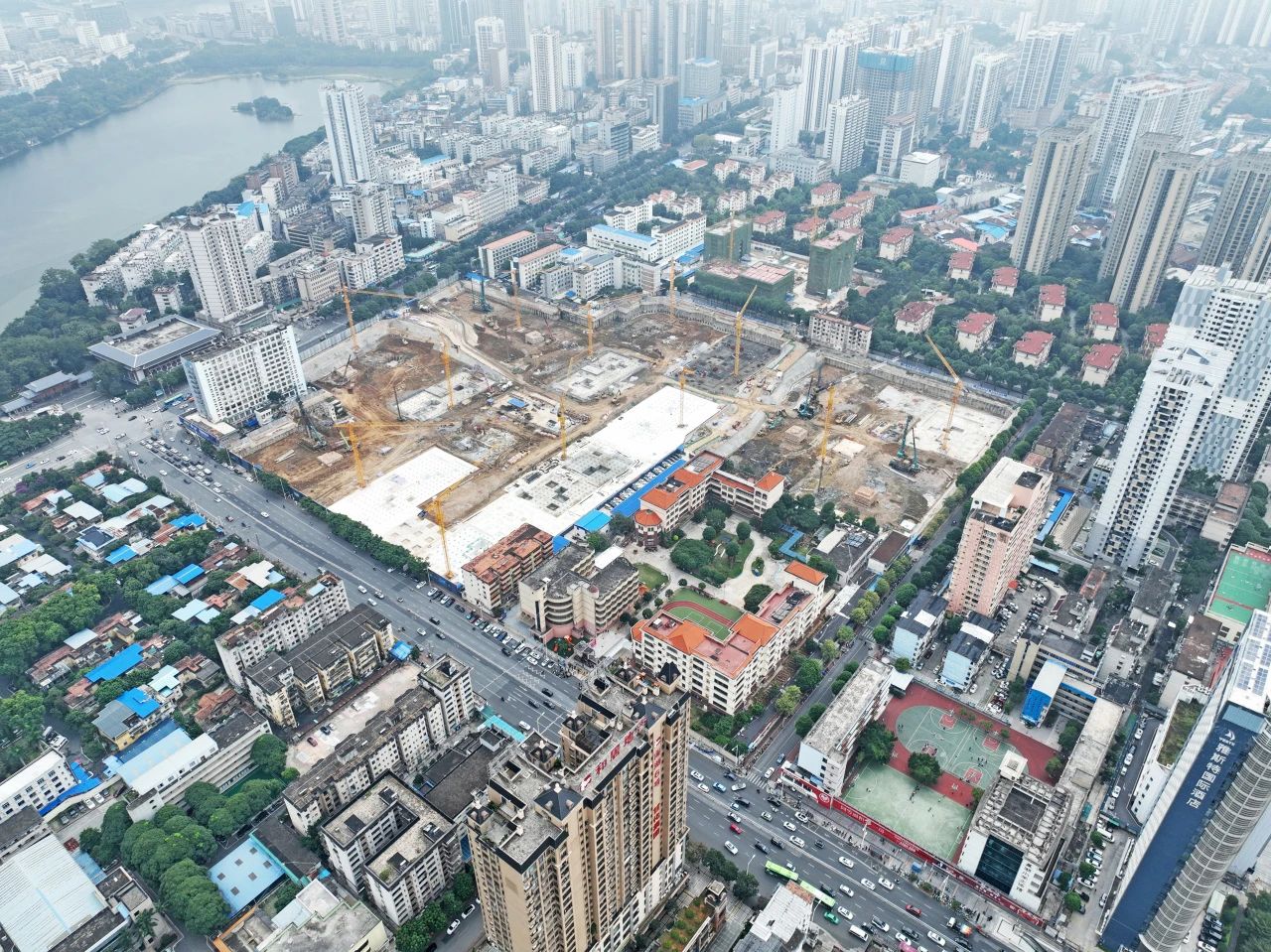 “绿巨人”显神威！！鸿运国际智能引孔式静力压桩机助建“绿城”南宁民生项目