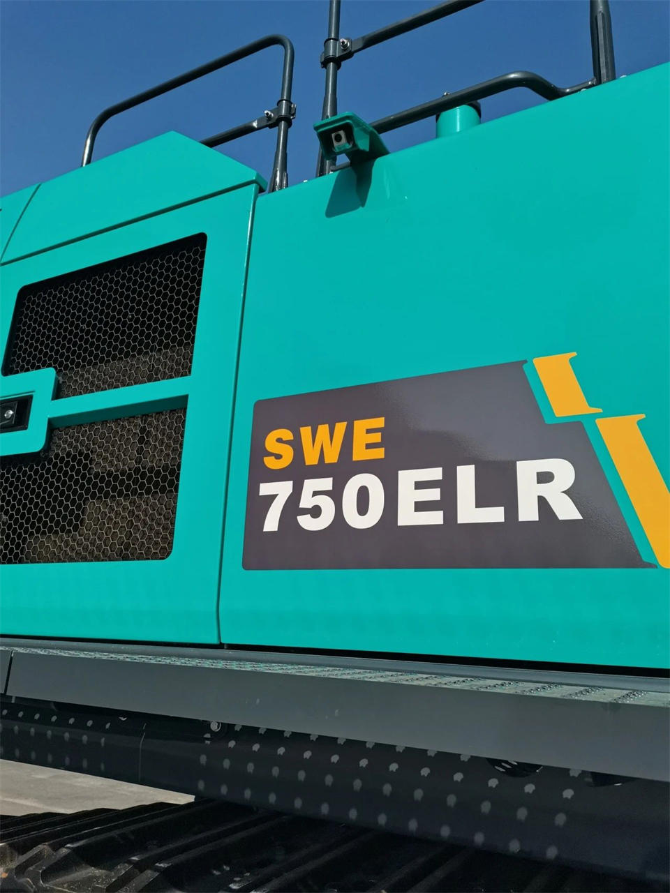 定制开发、功效更强！鸿运国际智能SWE750ELR加长臂液压挖掘机下线交付