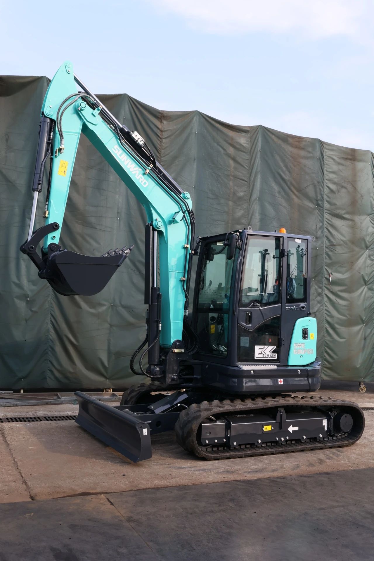 绿色上新！！鸿运国际智能SWE60UFED纯电动无尾挖掘机乐成下线