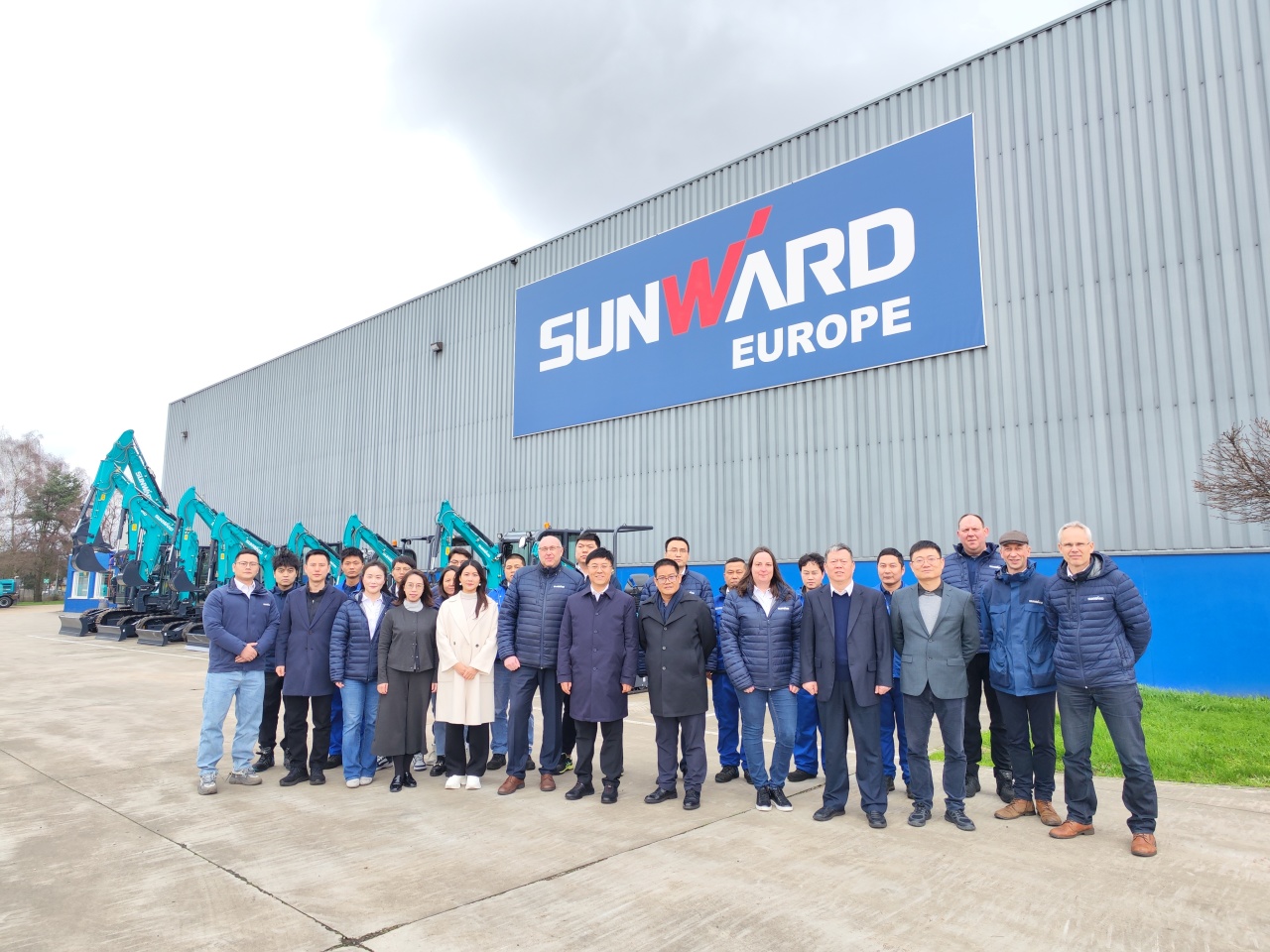 广州工控党委书记、、董事长景广军率队赴鸿运国际智能欧洲子公司考察