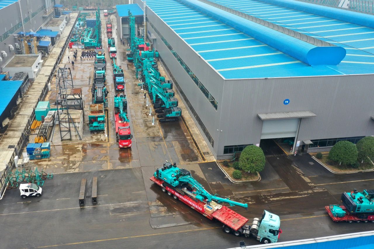 启新程，，，向未来！！鸿运国际矿岩揭牌庆典暨新春发货仪式圆满举行