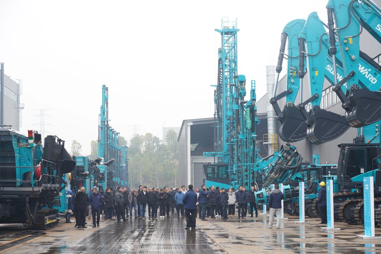 启新程，，，向未来！！鸿运国际矿岩揭牌庆典暨新春发货仪式圆满举行