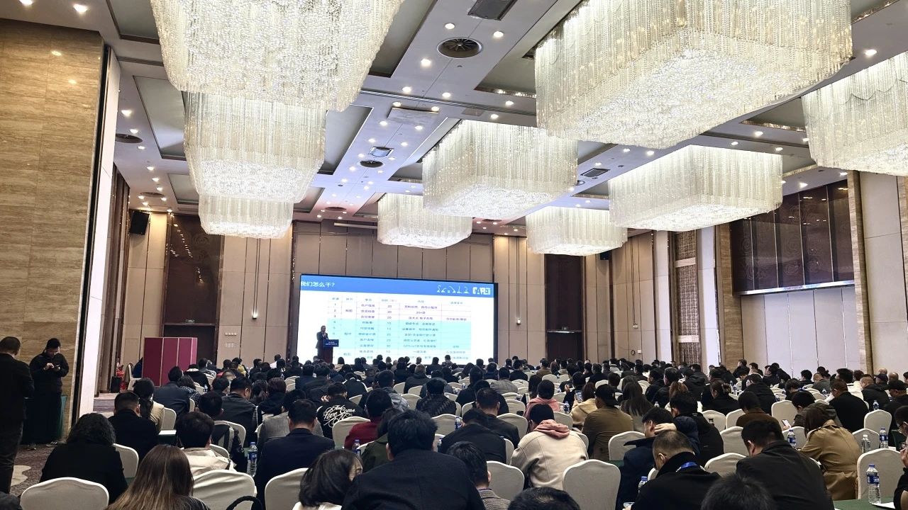 “爆品”来袭，，签简单直！ 鸿运国际智能艳服亮相第八届天下高空作业平台租赁大会