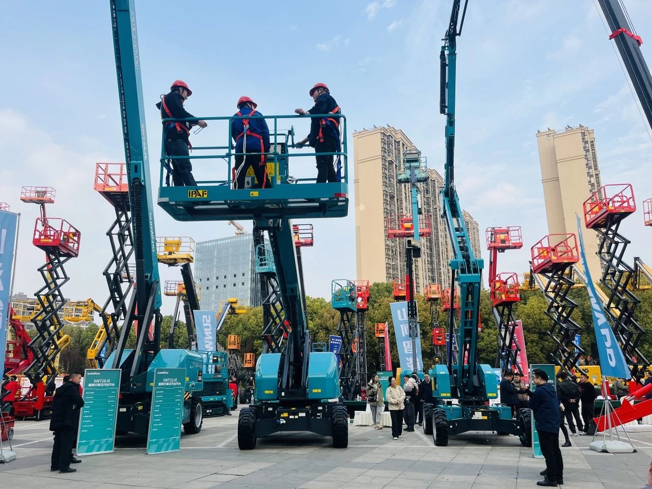 “爆品”来袭，，签简单直！ 鸿运国际智能艳服亮相第八届天下高空作业平台租赁大会